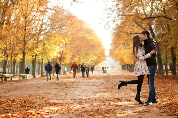 年轻美丽的夫妇在秋天卢森堡花园