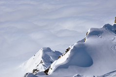 在奥地利阿尔卑斯山的美丽雪盖的山岭