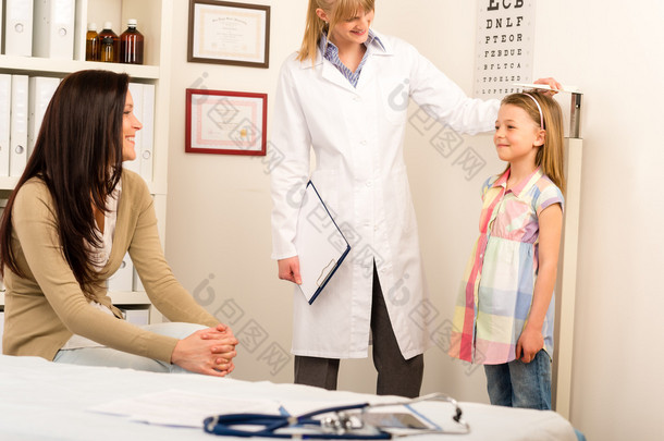 儿科医生检查医疗女孩测量身高