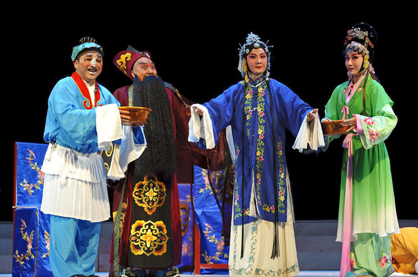 中国传统<strong>戏曲</strong>演员与舞台表演服装