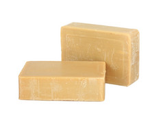 两个天然黄色块肥皂在白色背景上孤立