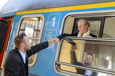 女人和火车男子握着的手一起离开