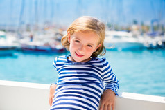 儿童孩子女孩在滨海小船在夏季休假