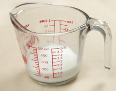 jug 的牛奶在烹饪中使用
