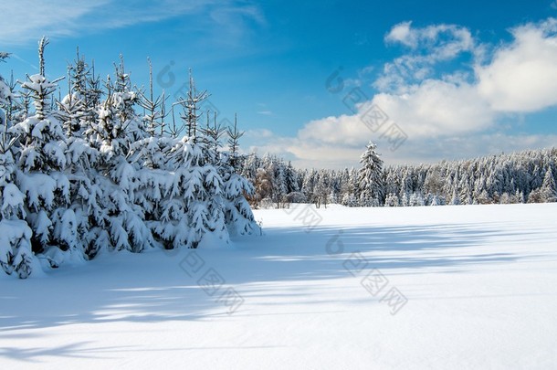 寒冬山水风景与平县和森林
