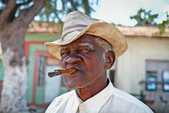 抽着雪茄的古巴人。特立尼达、 古巴.