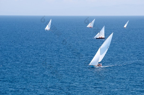 航海帆船赛、 帆船比赛中的速度，白色帆船帆船 regatta.the sea.start 海、 撒丁岛、 意大利游艇活跃体育，与空间为 text.proffesionals 水手帆船赛照片