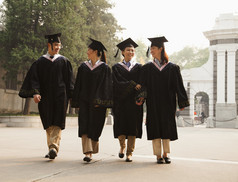 年轻的大学毕业生，在校园里走路