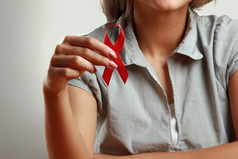 一位妇女抱艾滋病红丝带