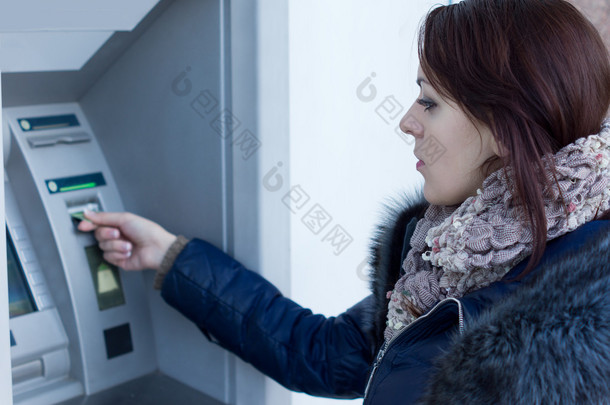 她在 <strong>atm</strong> 机的银行卡中检索的女<strong>人</strong>