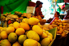 在市场的摊位，热带水果新鲜芒果的堆栈
