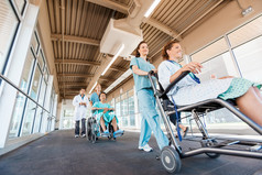 护士病人推轮椅与医生在走廊