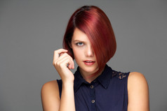 优雅的女性时装模特红色短发
