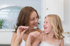 母亲和女儿在浴室刷牙