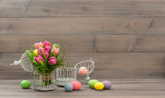 郁金香花朵和复活节彩蛋