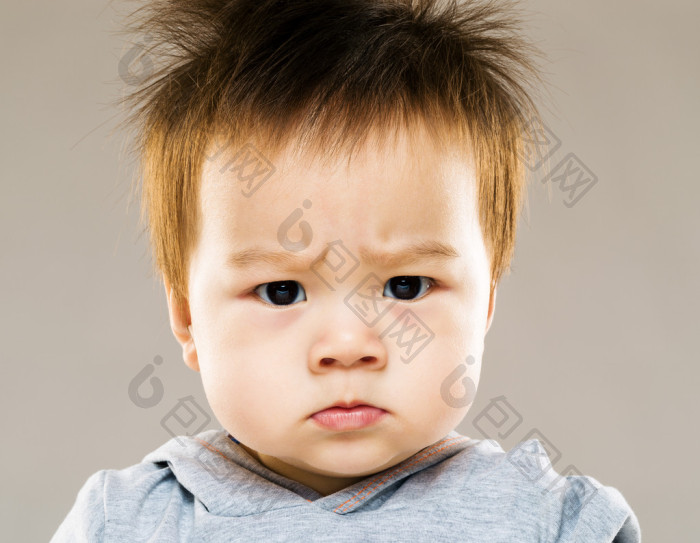 严重亚洲宝贝男孩眉皱眉图片-包图网企业站