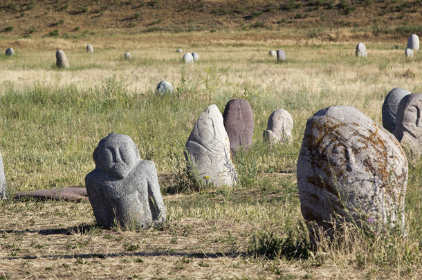 古代石刻造像位于著名的老宓铁塔附近