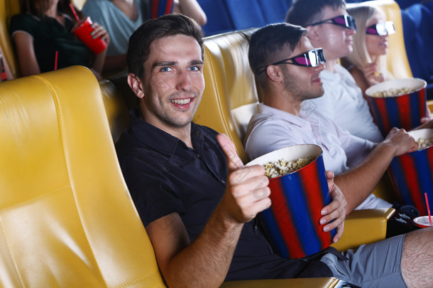 年轻人在电影院里看电影