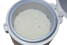 电饭锅在白色的背景下，分离流水稻