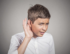 硬的手置于耳朵要大声的听力人