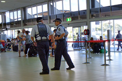 警务人员在库尔加塔机场