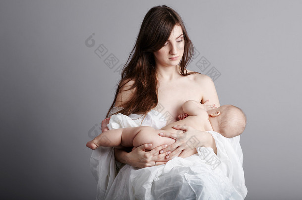 母乳哺喂婴儿