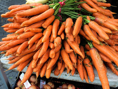 在农民市场一些新鲜胡萝卜