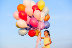 快乐的小女孩儿童孩子用气球在户外上天空高建群