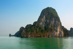 下龙湾越南旅游船与朦胧的蓝色天空