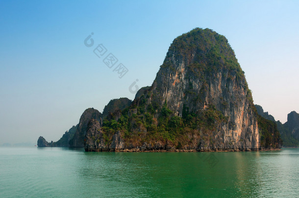 下龙湾越南旅游船与朦胧的蓝色天空