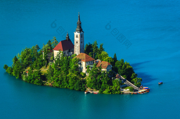 基督教教会在岛、 湖、 山背景在斯洛文尼亚布莱德