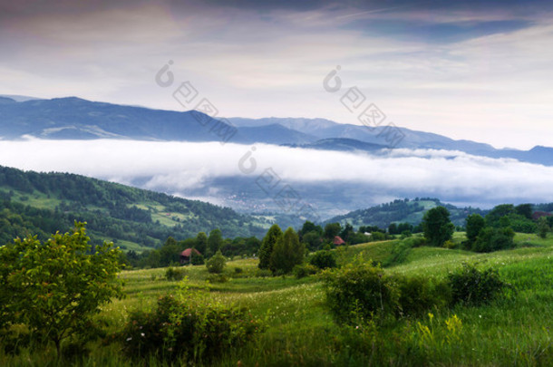夏日风景与雾中的山村庄