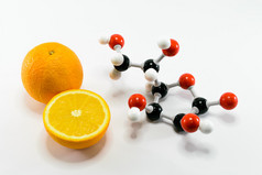 橙色和维生素 C 结构模型 (抗坏血酸)