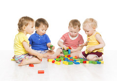 儿童组玩积木。孩子们早期的发展。婴儿一岁活动游戏，孤立在白色的背景