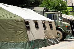 大型军用帐篷和一辆军用卡车