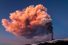 埃特纳火山喷发，熔岩流