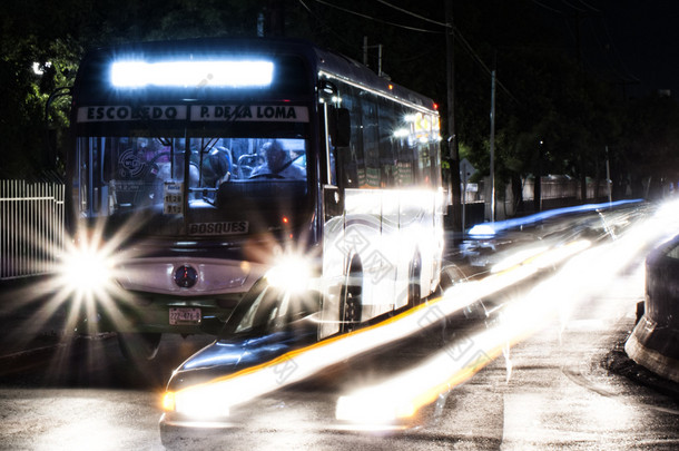 城市夜间公交车
