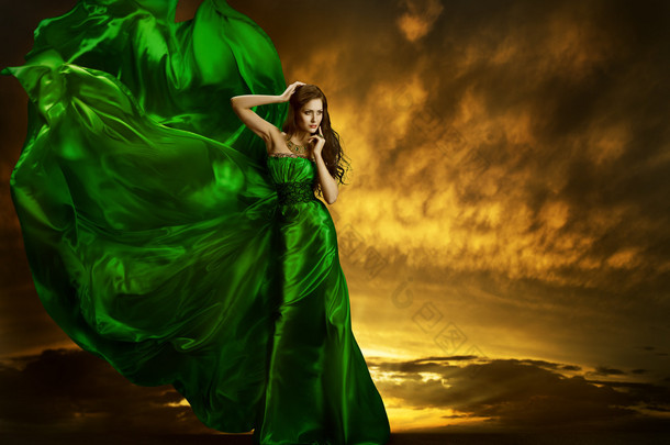 时尚<strong>女装</strong>飘飘风，模特在<strong>绿色</strong>的丝绸礼服面料布