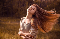 戏剧性的肖像的女孩主题: 飞舞的头发在风中背景在森林里一个漂亮女孩的肖像