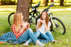 外出野餐，自行车的两个女孩