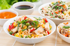 亚洲食品-豆腐，炒的米饭面条与蔬菜