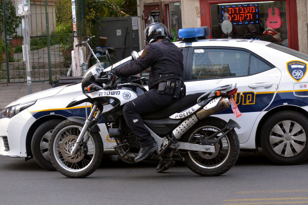 以色列警察在一辆摩托车上