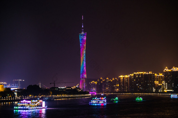 Benen på ett barn med blöja<strong>广州塔</strong>和珠江的<strong>夜景</strong>