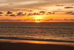 太阳落山的大海在普吉岛，泰国.