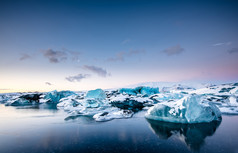 在 Jokulsarlon 冰川湖中漂浮的冰山