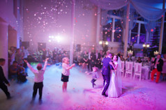 令人敬畏的第一次婚礼跳舞有灯光，五彩纸屑和烟