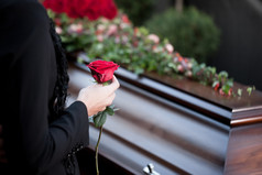 在葬礼上的棺材的女人
