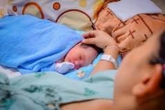 新生儿和母亲在医院分娩 (侧重于新生儿后)