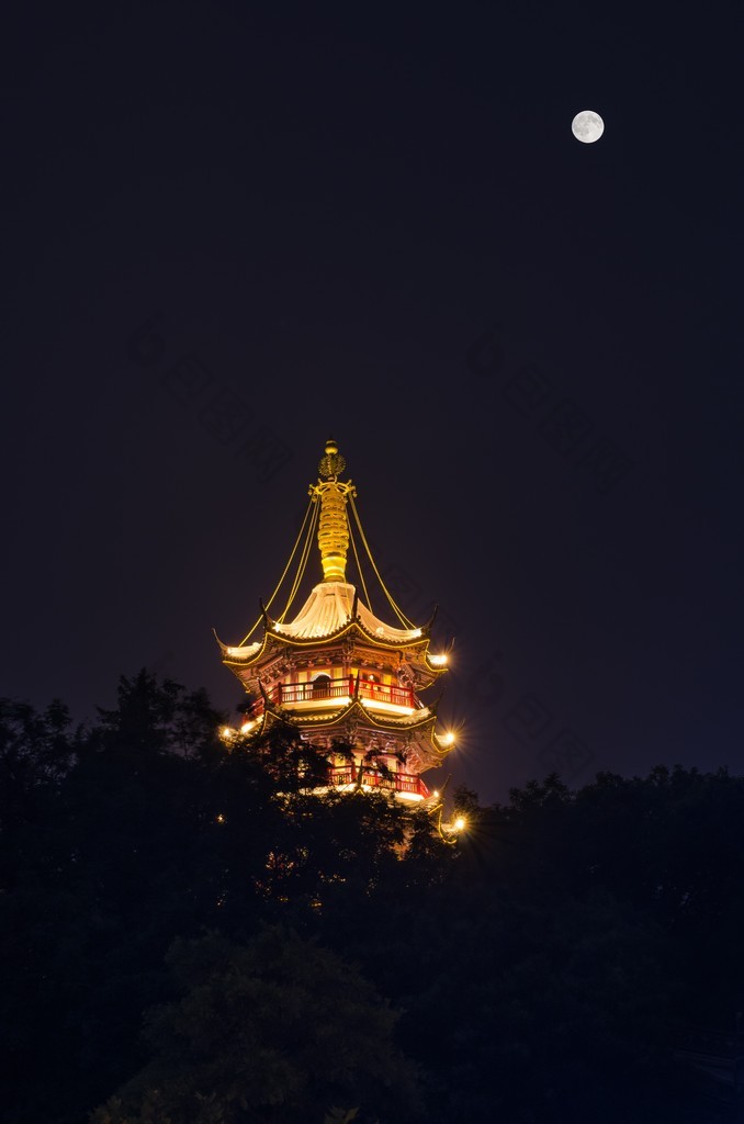 在满月之下鸡鸣寺