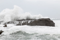波涛冲击着岩石的狂风暴雨的大海